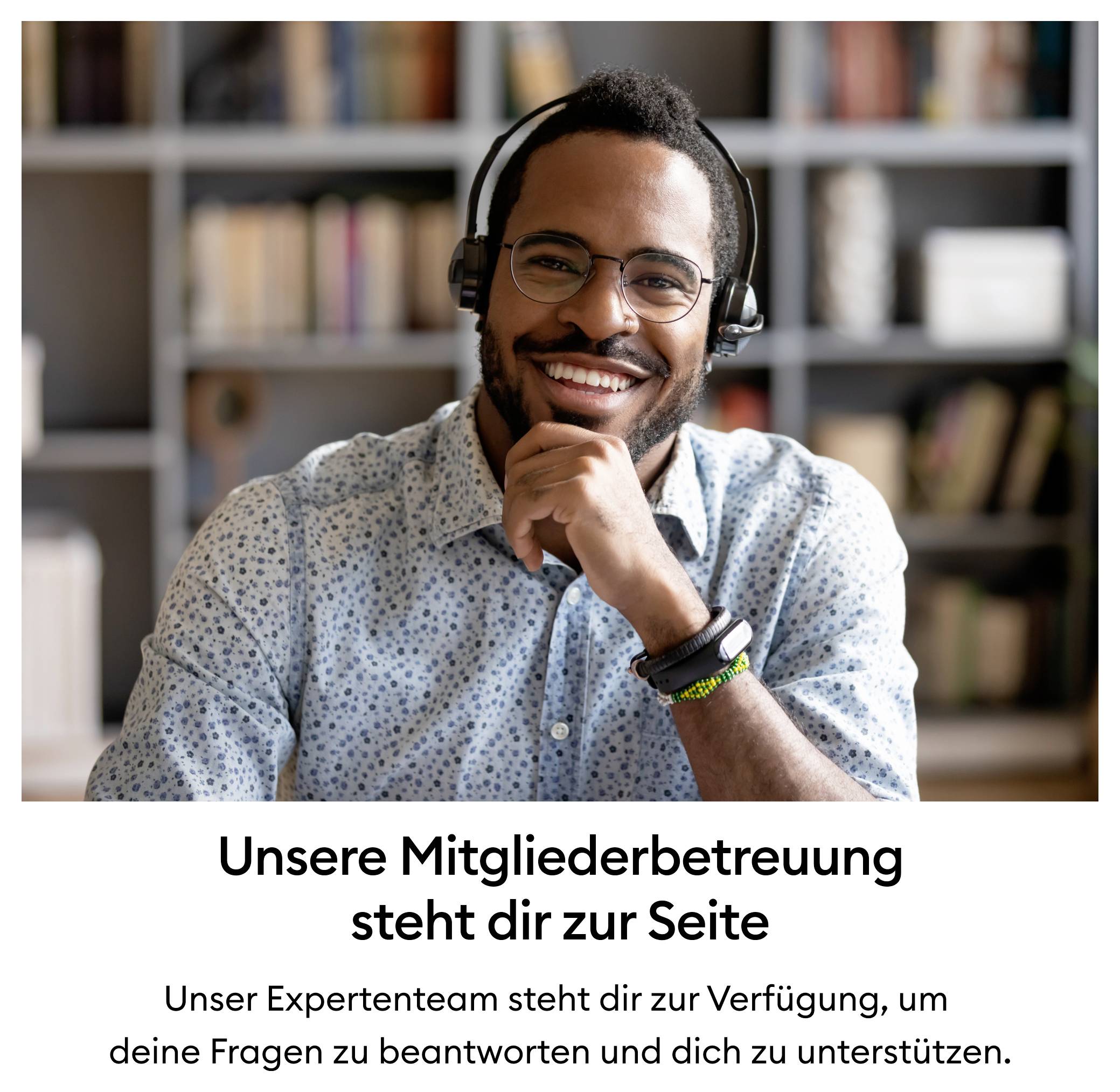 Ein lächelnder Mann mit Brille und Headset sitzt vor einem Bücherregal. Text: 'Unsere Mitgliederbetreuung steht dir zur Seite.'