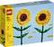 LEGO-Set mit zwei Sonnenblumen aus Steinen vor blauem Hintergrund, geeignet für Altersgruppen ab 8 Jahren.