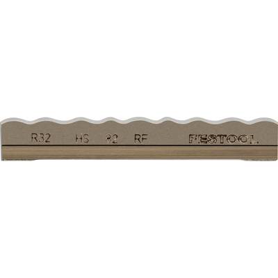 Eine Nahaufnahme einer Festool-Klinge mit graviertem Text: „R32 HS B2 RF FESTOOL". Die Klingenkante zeigt ein muschelförmiges Muster.
