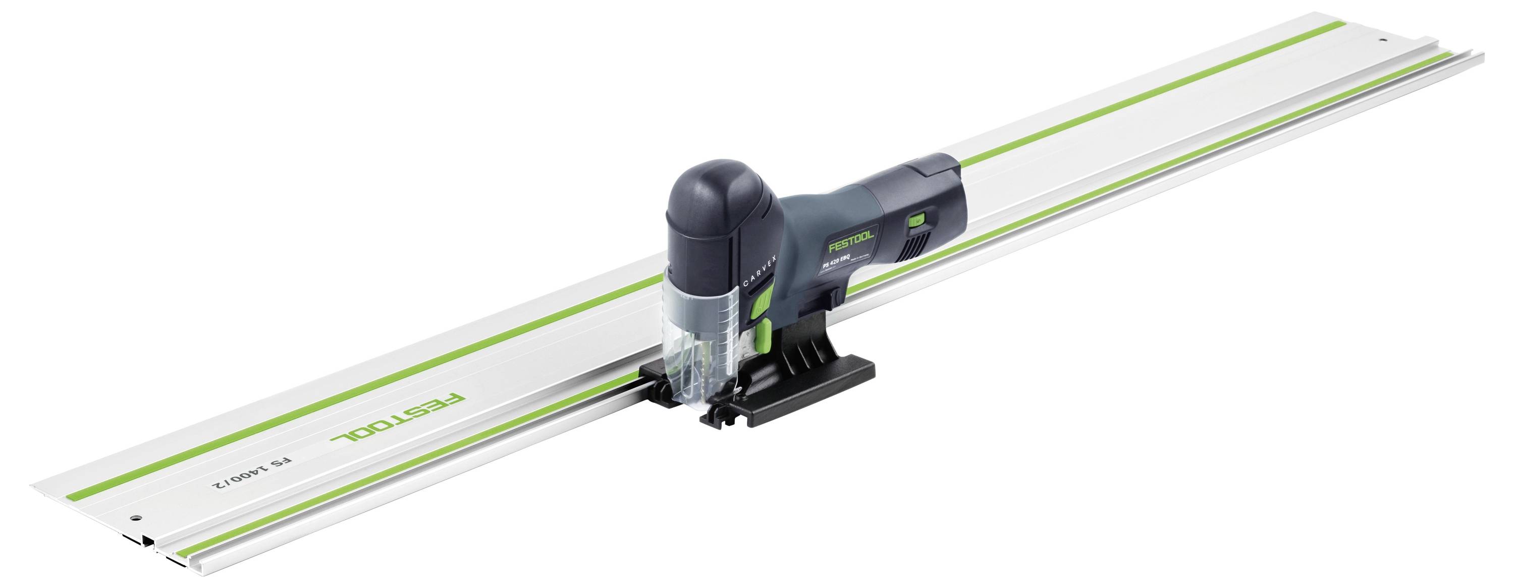 Eine Stichsäge als Elektrowerkzeug, die auf einer langen metallischen Führungsschiene positioniert ist und zum Anfertigen von präzisen geraden Schnitten in Materialien verwendet wird.