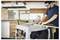 Ein tragbarer Festool-Schleifen mit grünem Netzschalter und EC-TEC-Technologie, entwickelt für effiziente und glatte Oberflächenfinish.