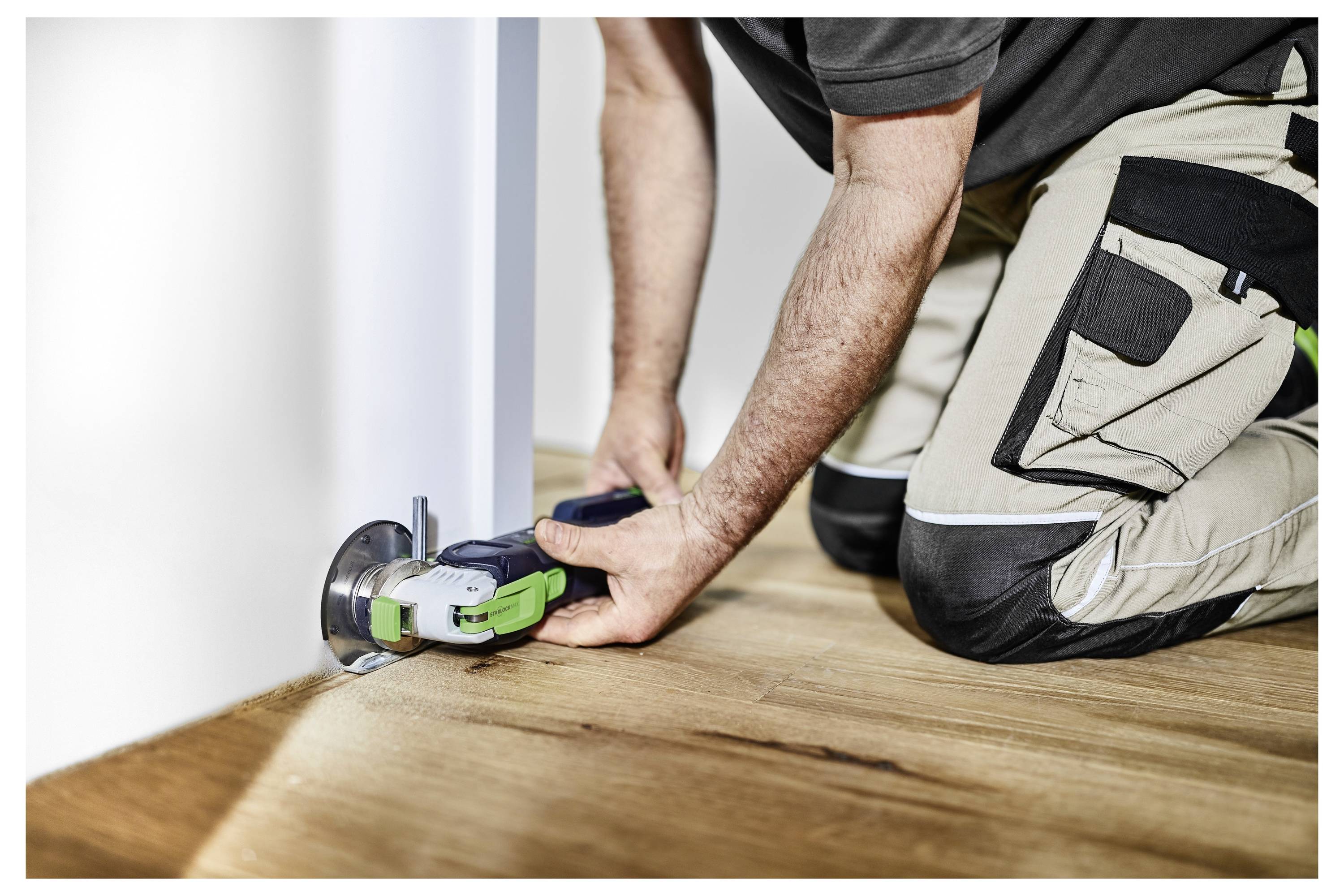 'Zwei Festool Elektrowerkzeuge: die DWC 18-4500 Magazin-Schraubmaschine und der DURADRIVE EC-TEC 4.0Ah Li-Ion Antrieb, nebeneinander dargestellt.'