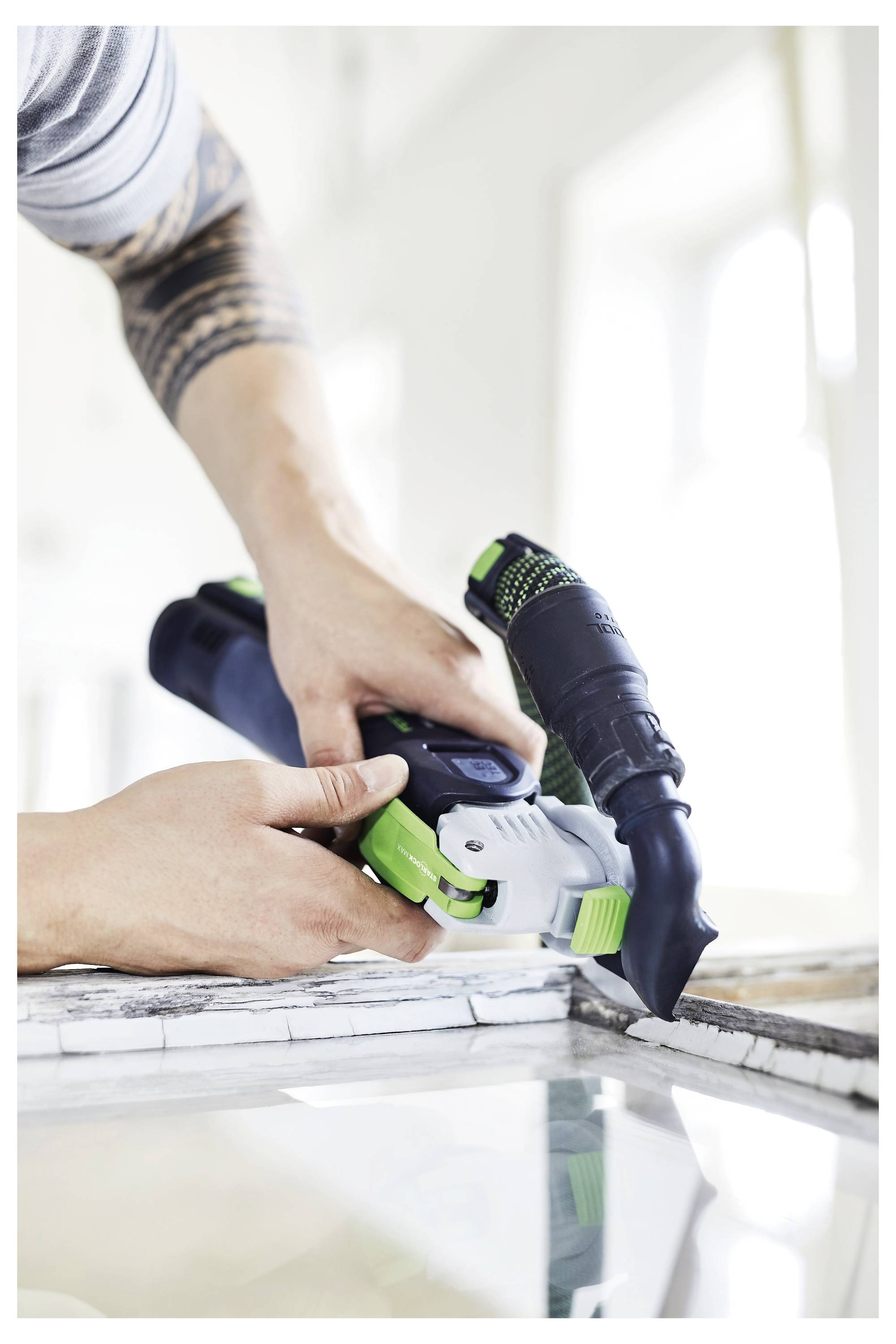 Festool Syslite KAL II Arbeitsleuchte mit mehreren hellen LEDs, in einem robusten, dunkelgefahrbigen Gehäuse untergebracht, geeignet für den professionellen Einsatz.