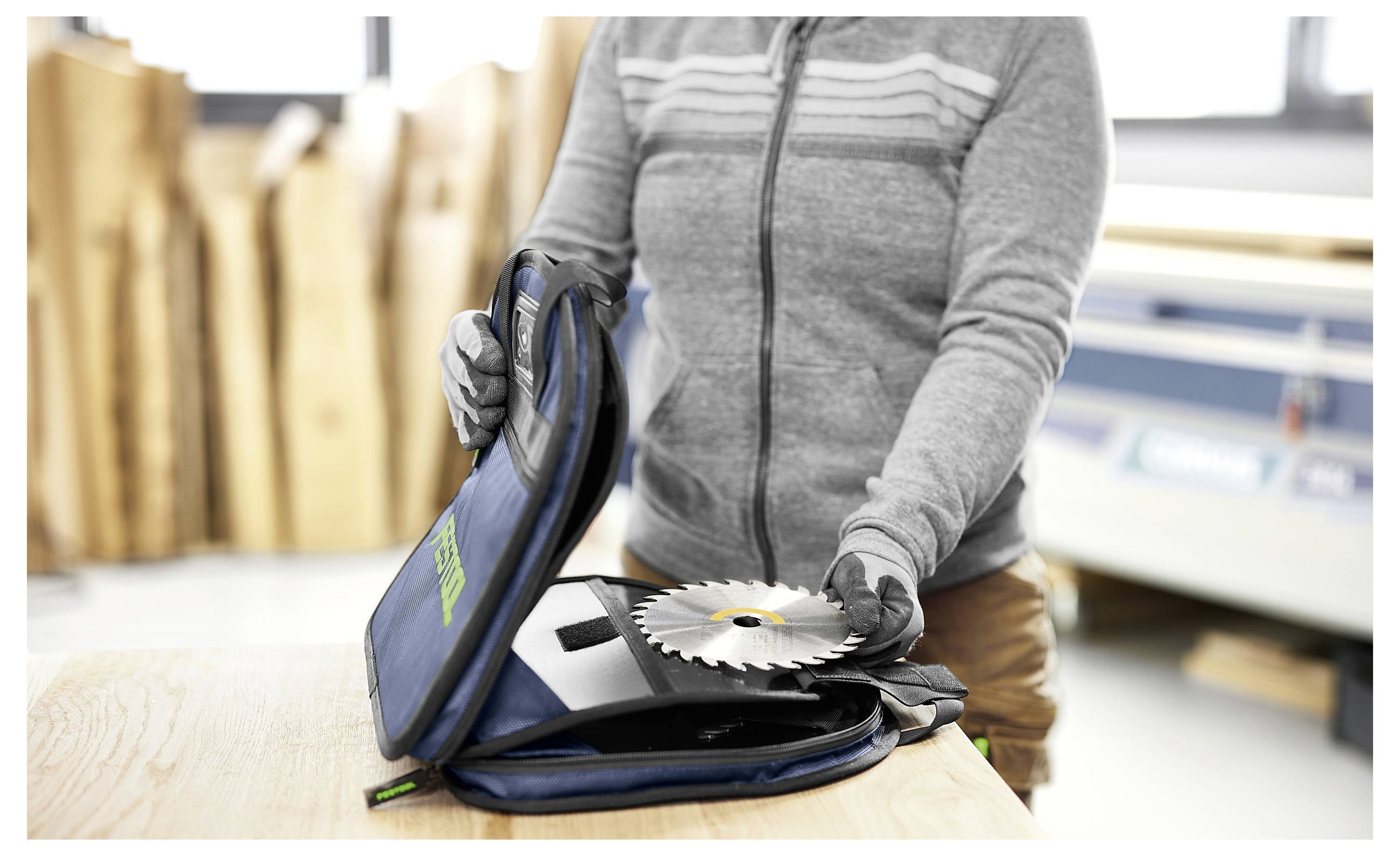 'Ein Kreissägeblatt für Festool mit 18 Zähnen und den Abmessungen 160x2,0mm, mit einem gelb-orangefarbenen Etikett, das es als Standard kennzeichnet.'