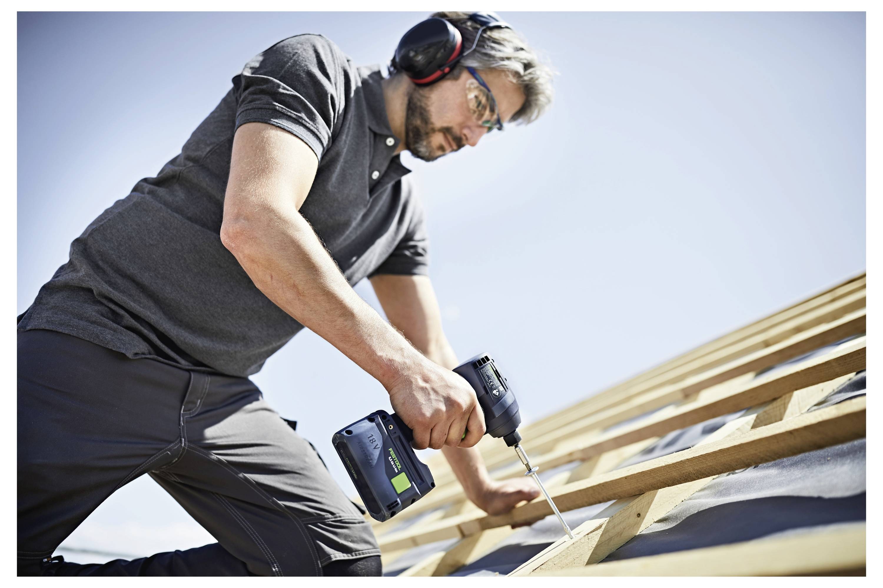 Ein zerlegter kabelloses Staubsauger in einem verschlossenen Transportkoffer mit Griff, der das Hauptgriffstück und den Reinigungskopf zeigt.