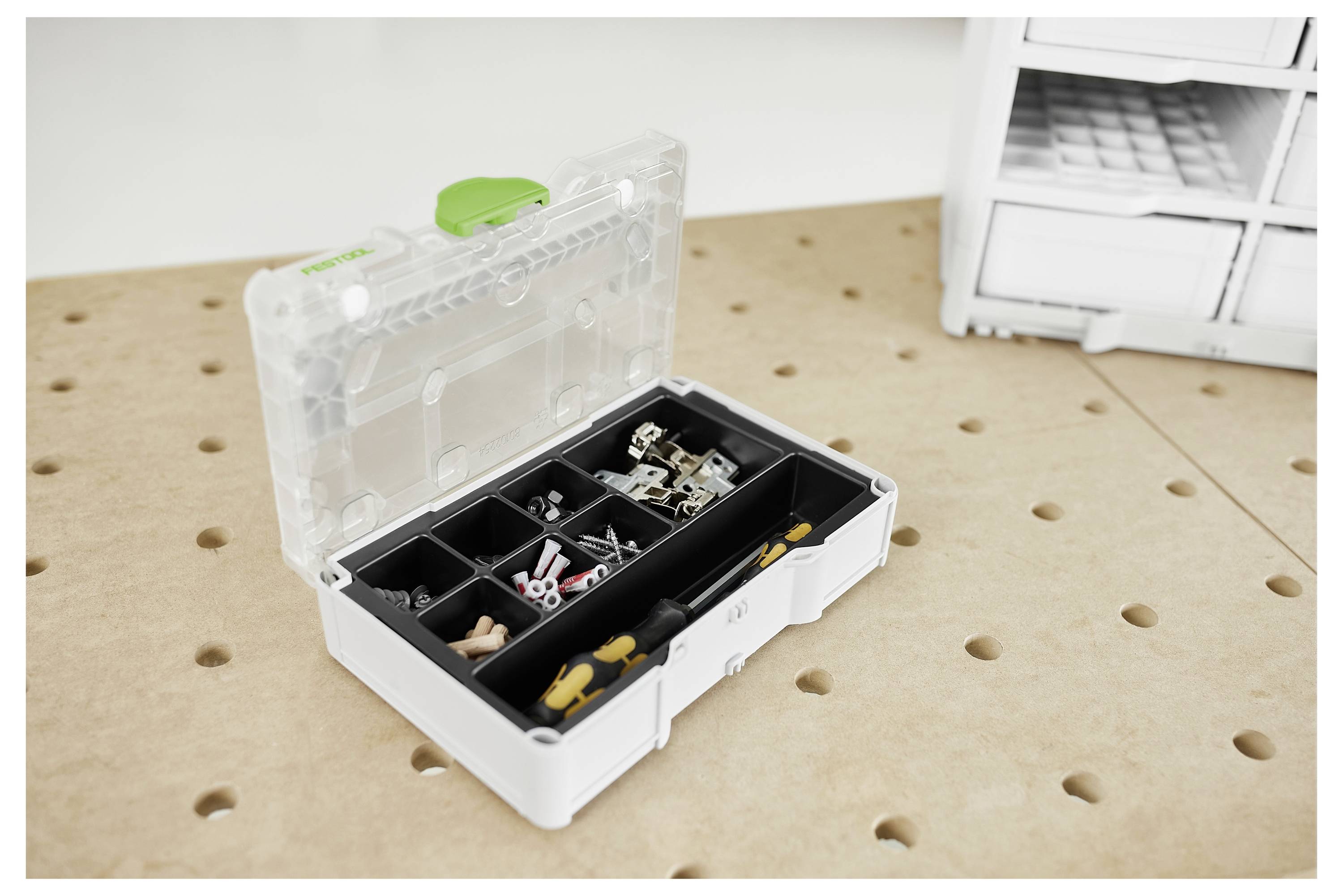 Eine Nahaufnahme eines Festool-Elektrowerkzeug-Bedienfelds mit verschiedenen Schaltflächen und Indikatoren, einschließlich einer großen grünen Schaltfläche mit der Aufschrift „Kick Back Stop".