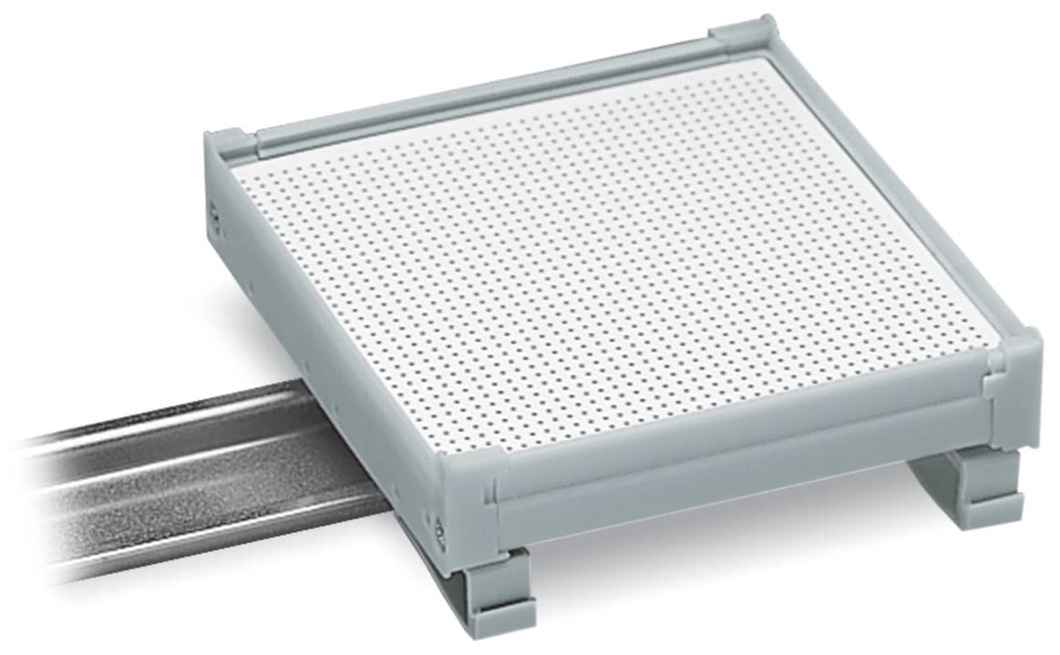 Eine perforierte Metallplattform, die auf einer Schiene montiert ist und häufig für Elektronik- oder Industrieanwendungen verwendet wird.