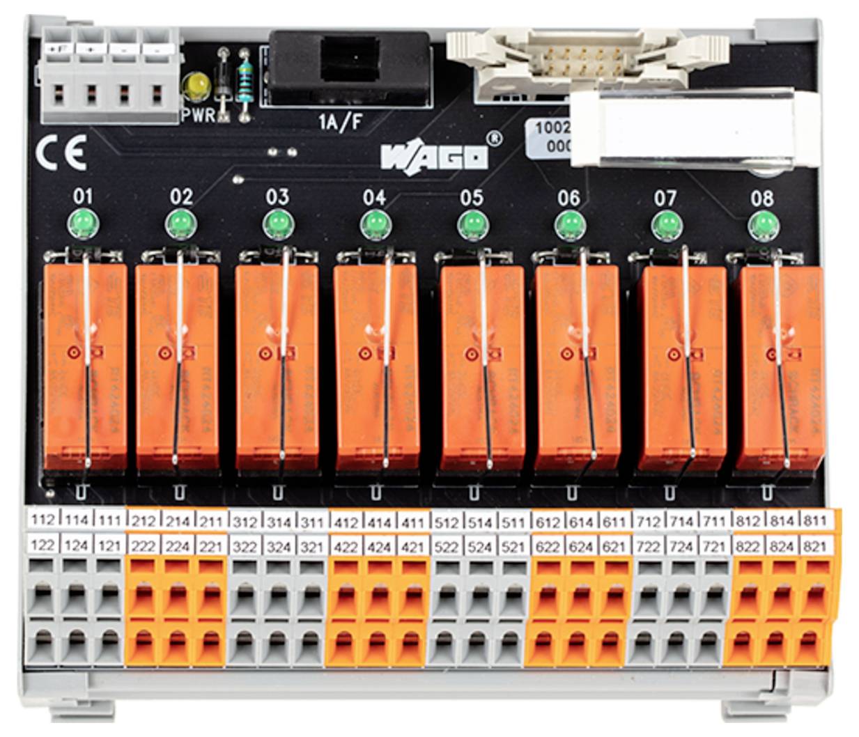 Ein elektronisches Modul mit orangefarbenen Kippschaltern, nummeriert von 01 bis 08, zur Steuerung von Stromkreisen, mit der Bezeichnung „WAGO".