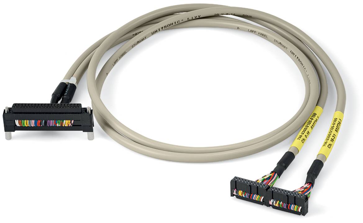 Ein beiges Kabel mit farbigen Adern und je einem Stecker an beiden Enden, das für elektrische Verbindungen in Geräten verwendet wird, aufgerollt auf weißem Hintergrund.