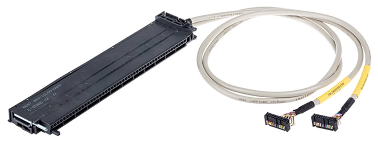 Ein schwarzes Server-Blade mit Steckverbindern und einem angeschlossenen Kabel, das mehrere Pins und gekennzeichnete Steckverbinder für Datenübertragung und Stromversorgung aufweist.