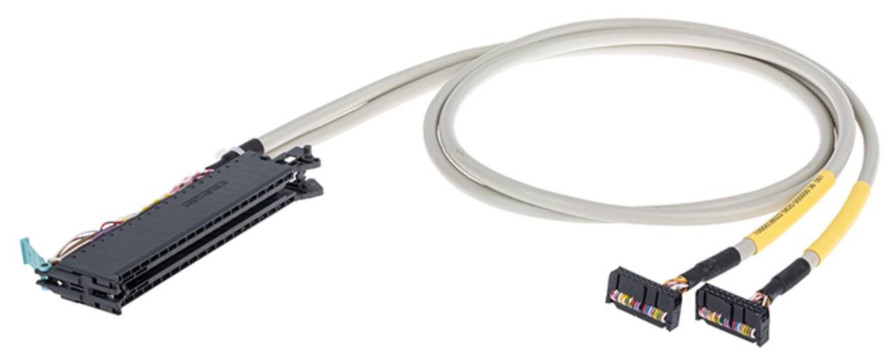 Ein mehradriges Kabel verbindet einen schwarzen rechteckigen Stecker mit zwei kleineren identischen Steckern, das für die elektronische Datenübertragung verwendet wird.