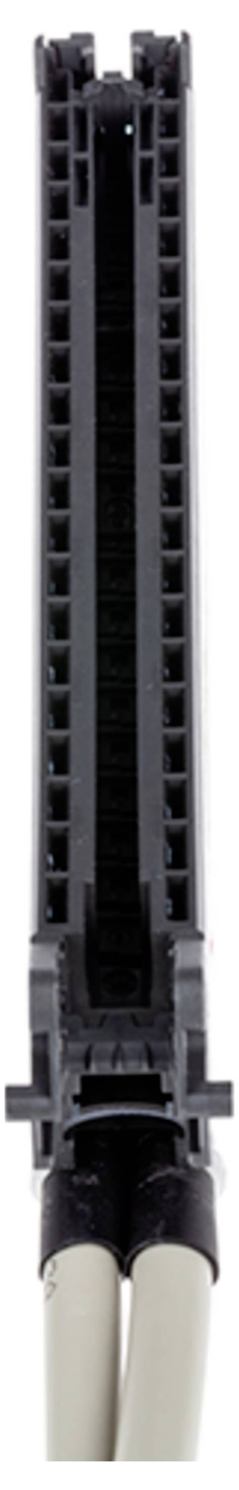 Ein schwarzer Kunststoffstecker mit mehreren Schlitzen und zwei angebrachten weißen Kabeln, wahrscheinlich Teil einer elektronischen oder Computerhardware-Baugruppe.