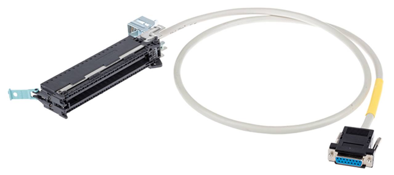 Ein Kabel mit einem Netzwerkstecker an einem Ende und einem blauen Stecker am anderen Ende, das zum Verbinden von elektronischen Geräten verwendet wird.