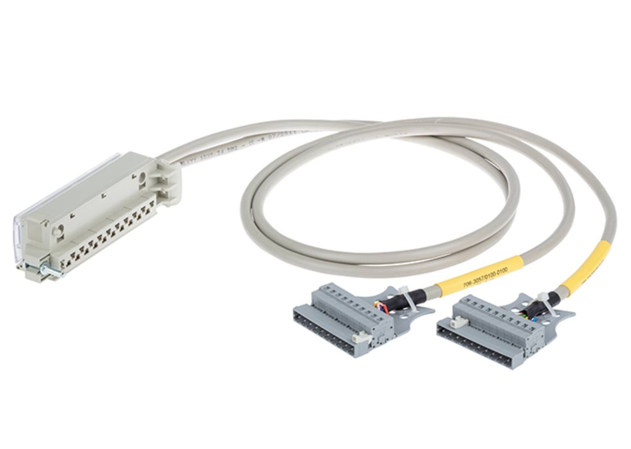 Ein beiges Splitterkabel mit einem Anschluss, der sich in zwei teilt, wird für elektronische oder Netzwerkgeräte verwendet.
