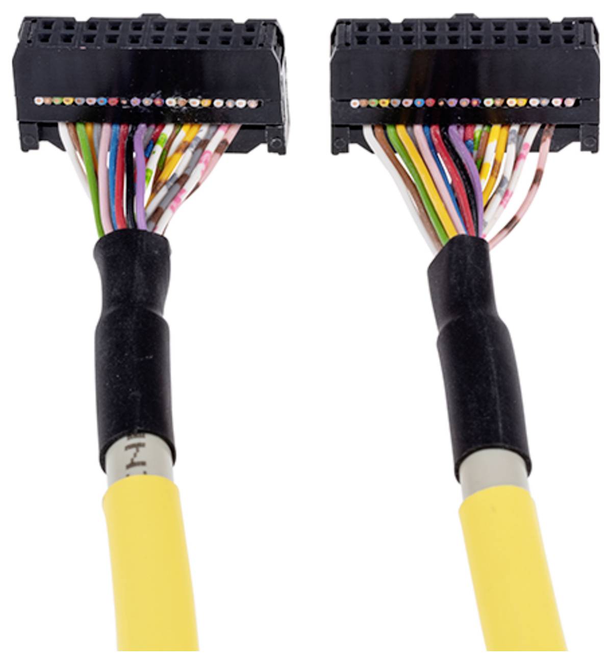 Zwei gelbe mehrfarbige Steckverbinder mit schwarzen Kontakten, die eine Vielzahl farbiger Drähte in ordnungsgemäßer Anordnung zeigen.