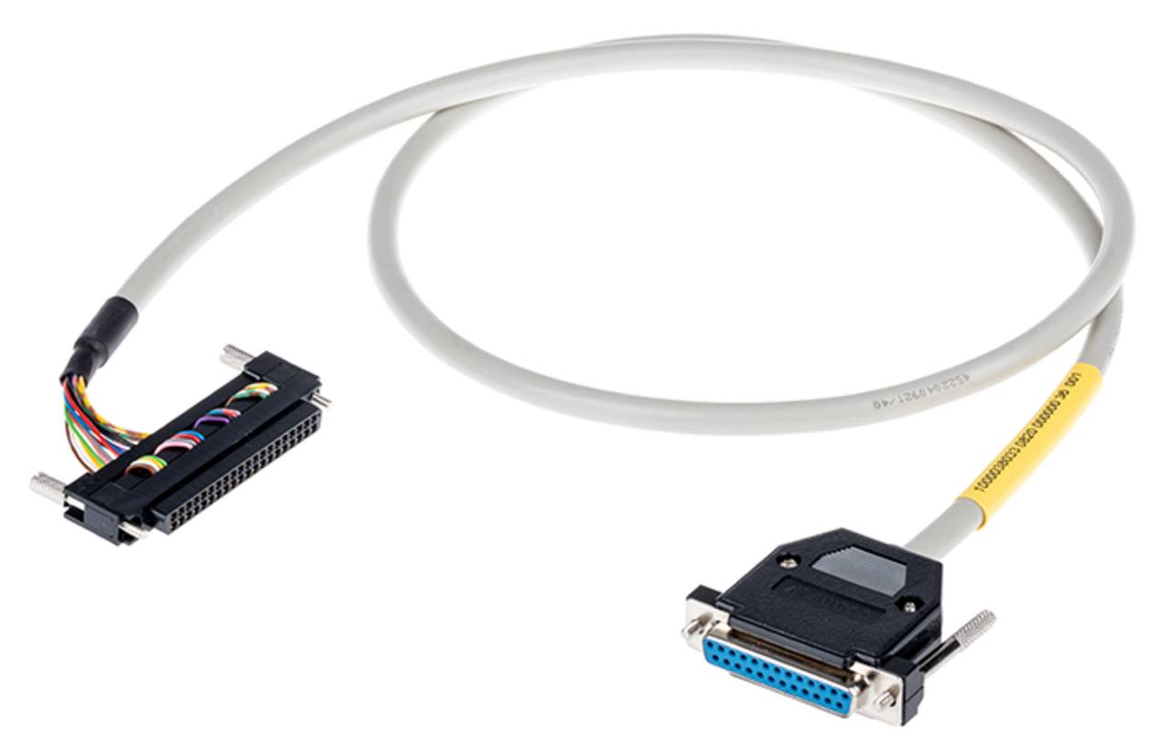 Ein weißes Serienverbindungskabel mit einem DB-25 Buchsenkonnektor auf der einen Seite und einem 36-poligen Centronics Stecker auf der anderen Seite.