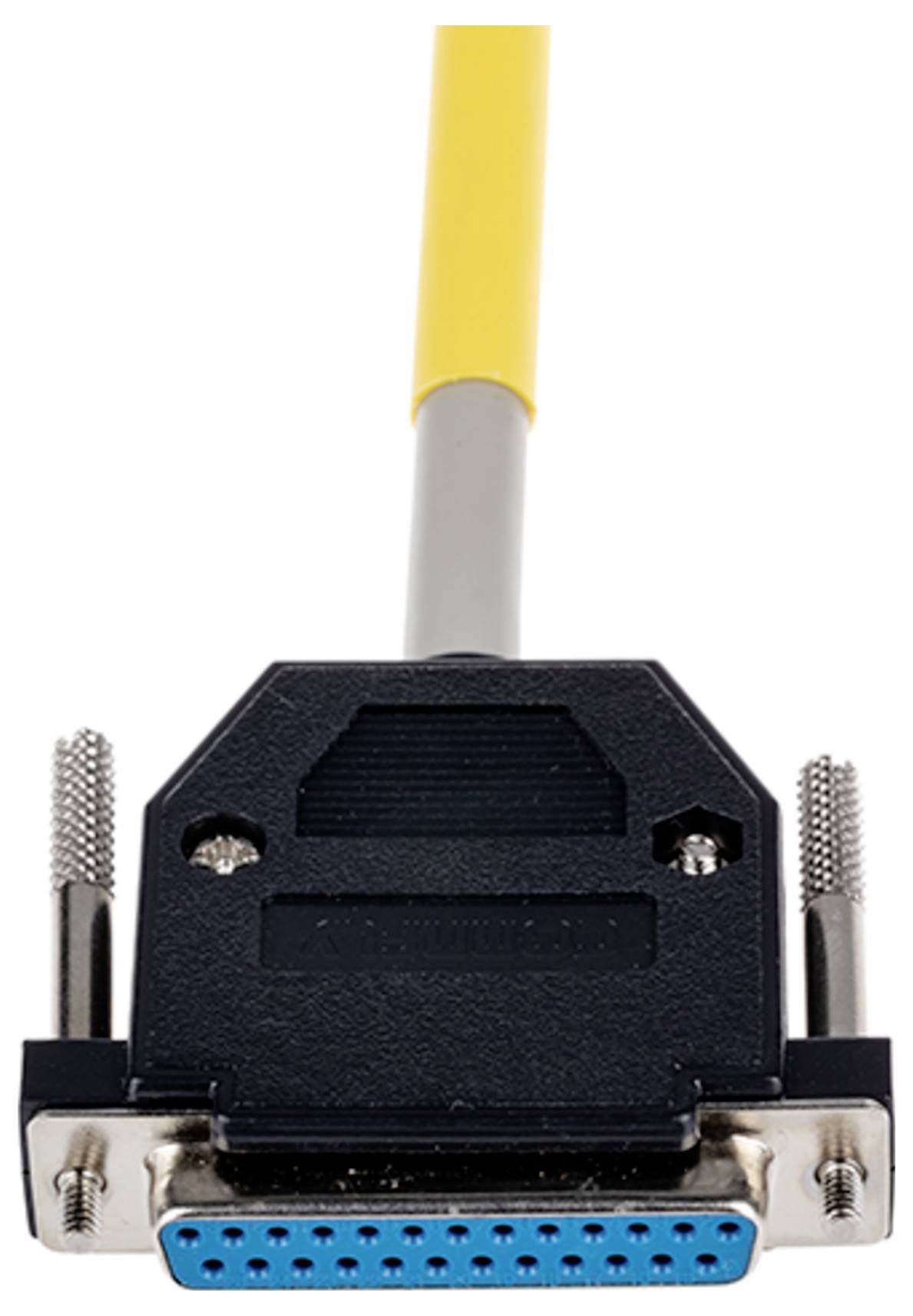 Eine Nahaufnahme eines VGA-Steckers mit gelber Ummantelung, die mehrere kleine Stiftlöcher und je zwei Befestigungsschrauben auf jeder Seite aufweist.