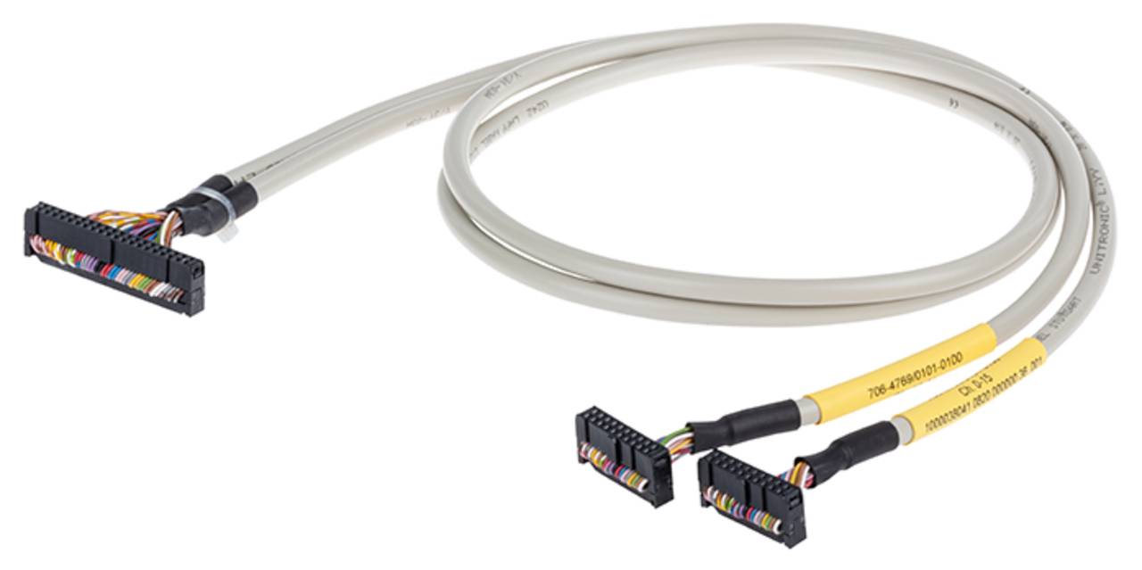 Ein Datenkabel mit einem Hauptstecker teilt sich in zwei kleinere Stecker auf und wird verwendet, um mehrere Geräte an eine einzelne Schnittstelle anzuschließen.
