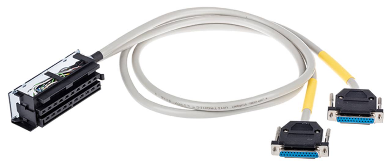 Ein SCSI-Kabel mit mehreren Anschlüssen, das auf einer Seite zwei DB25-Stecker und auf der anderen Seite einen 56-poligen Anschluss aufweist, wird für die Geräteverbindung verwendet.