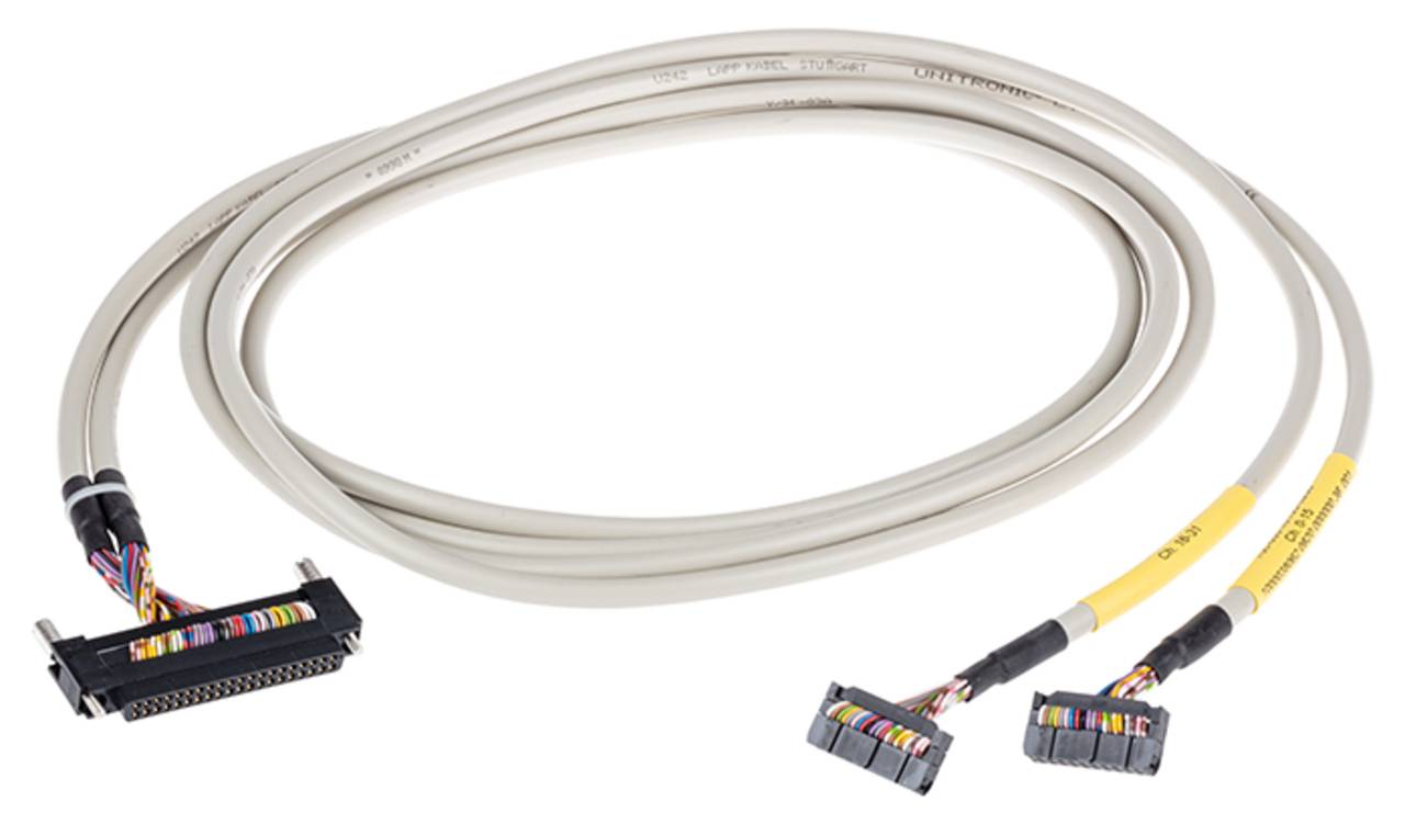 Ein Datenkommunikationskabel mit einem 50-poligen Stecker auf einer Seite und zwei 25-poligen Steckern auf der anderen Seite. Das Kabel ist beige gefärbt und beschriftet.