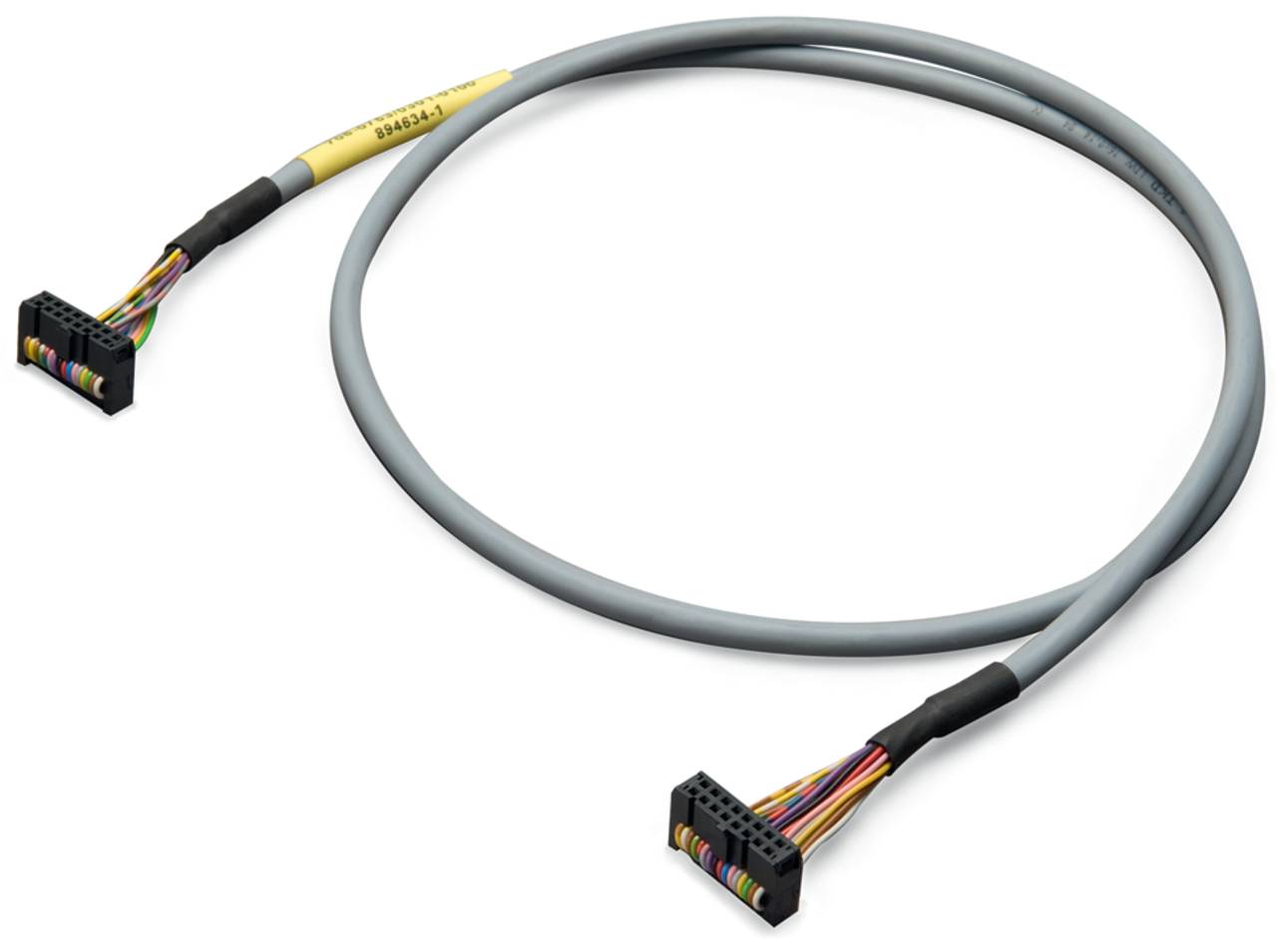 Ein graues elektronisches Kabel mit mehrfarbigen Adern und zwei schwarzen Steckverbindern an jedem Ende, das für Daten- oder Stromübertragung verwendet wird.