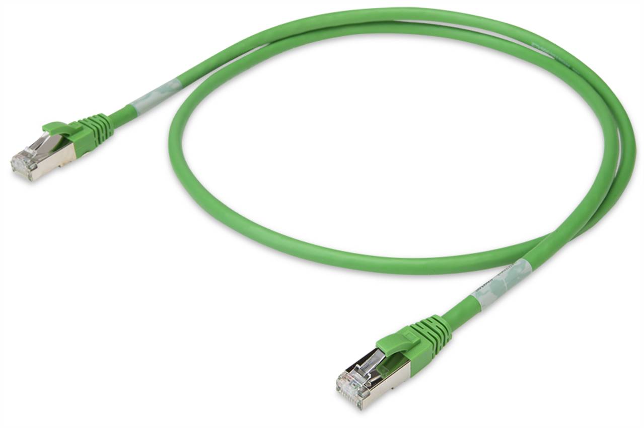 Ein grünes Ethernet-Kabel mit Metallsteckern an beiden Enden, das zur Vernetzung und zum Verbinden von Geräten mit einem Router oder Modem verwendet wird.