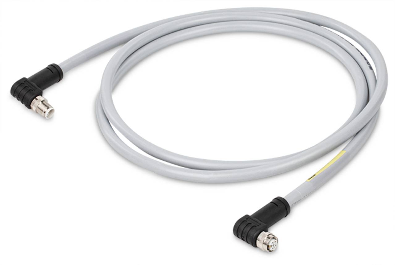 Ein graues Koaxialkabel mit Winkelsteckern an beiden Enden ist in einer Schleife aufgewickelt und ruht auf weißem Untergrund.