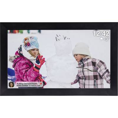 Zwei Kinder in Winterkleidung bauen draußen einen Schneemann, mit einer gerahmten Anzeige, die Zeit, Wetter und Fotobeschriftungsdetails zeigt.