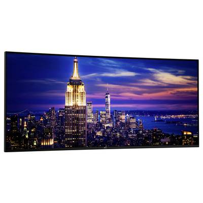 Eine Aussicht auf die Skyline einer Stadt in der Abenddämmerung mit dem leuchtend illuminierten Empire State Building im Vordergrund, umgeben von anderen Wolkenkratzern und einem farbenfrohen Himmel.