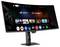 Ein gekrümmter Gaming-Monitor mit einer Startseite, auf der Apps wie Netflix, Prime Video und YouTube angezeigt werden; zeigt die Integration mit Google TV.