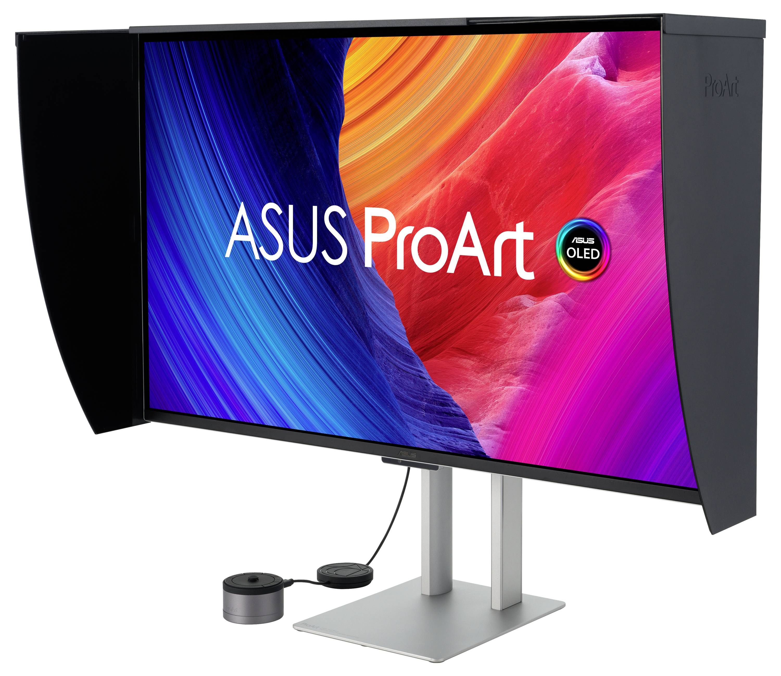 „ASUS ProArt" OLED-Monitor, der lebendige Farben in Blau- und Rottönen anzeigt. Der Monitor steht auf einem modernen Ständer mit einem Kalibrierungswerkzeug.