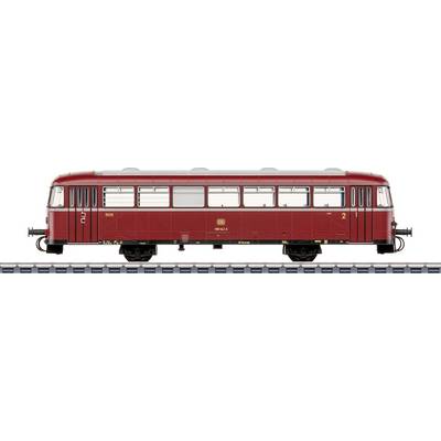 Ein vintage roter Personenzugwagen mit großen Fenstern auf einem geraden Streckenabschnitt, gekennzeichnet mit der Nummer „2" und etwas Text.