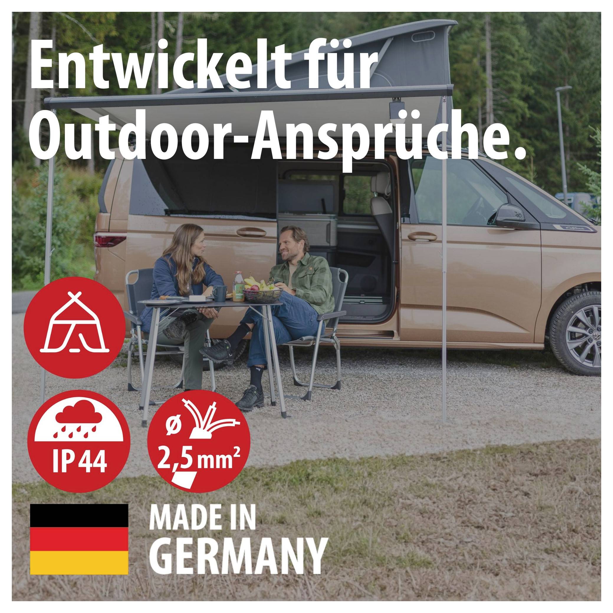 Werbebild eines Campingvans mit ausgeklapptem Dachzelt; zwei Personen sitzen davor. Text: 'Entwickelt für Outdoor-Ansprüche', 'IP44', '2,5 mm²', 'Made in Germany'.
