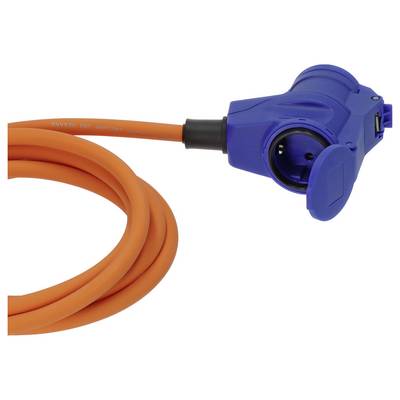 Blauer Industrie-Elektrostecker an einem orangefarbenen Stromkabel angebracht, auf weißem Hintergrund dargestellt.
