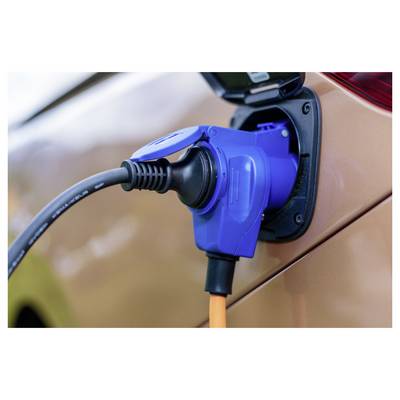 Nahaufnahme eines blauen Ladesteckers für Elektrofahrzeuge, der mit dem Ladeanschluss des Autos verbunden ist.