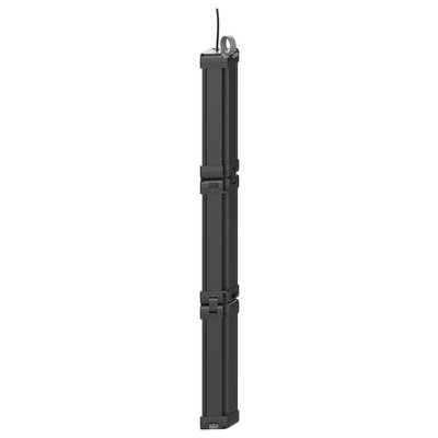 Schwarzes Hartschalenkoffer mit einer ausziehbaren Antenne oder einem Griff, aufrecht auf weißem Hintergrund dargestellt.