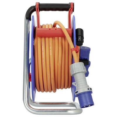 Oranges Verlängerungskabel aufgewickelt auf einer blau-metallischen Schlauchrolle mit schwarzem Griff und grau-blauem Stecker befestigt.
