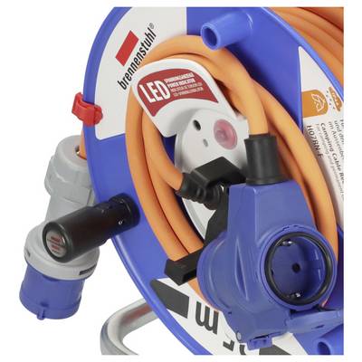 Nahaufnahme einer Kabelrolle mit orangefarbenem Verlängerungskabel, blauen Steckdosen und Steckverbindern, die um eine blau-weiße Spule gewickelt sind.