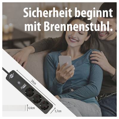 Werbegrafik mit Paar auf dem Sofa und Steckdosenleiste; Text: 'Sicherheit beginnt mit Brennenstuhl.'; zeigt eine schwarze Mehrfachsteckdose mit 24 cm Länge, 4,4 cm Höhe und 5,7 cm Breite.