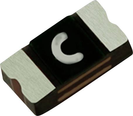 Ein kleines, rechteckiges elektronisches Bauteil mit metallischen Kontakten an beiden Enden und einem weißen 'C'-Symbol auf der schwarzen Mitte.