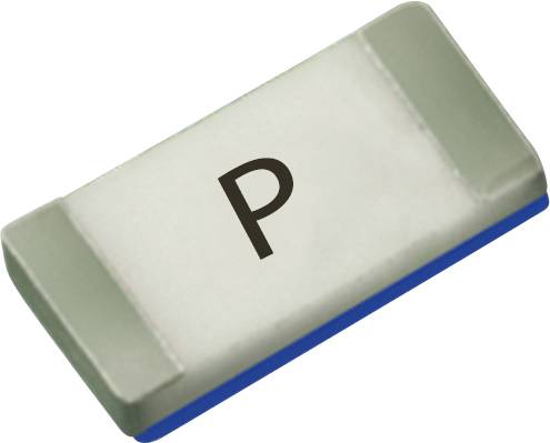 Eine kleine elektronische Komponente mit einem "P" darauf, wahrscheinlich ein Widerstand oder Kondensator, mit metallischen Enden und einer rechteckigen Form.