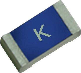 Eine kleine rechteckige elektronische Komponente mit einer blauen Oberfläche und einem darauf gedruckten Buchstaben „K", wahrscheinlich ein oberflächenmontierbarer Widerstand oder Kondensator.