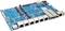 Ein blauer Computer-Motherboard mit verschiedenen elektronischen Komponenten, einschließlich mehrerer Anschlüsse, Stecker und kleiner schwarzer Chips.
