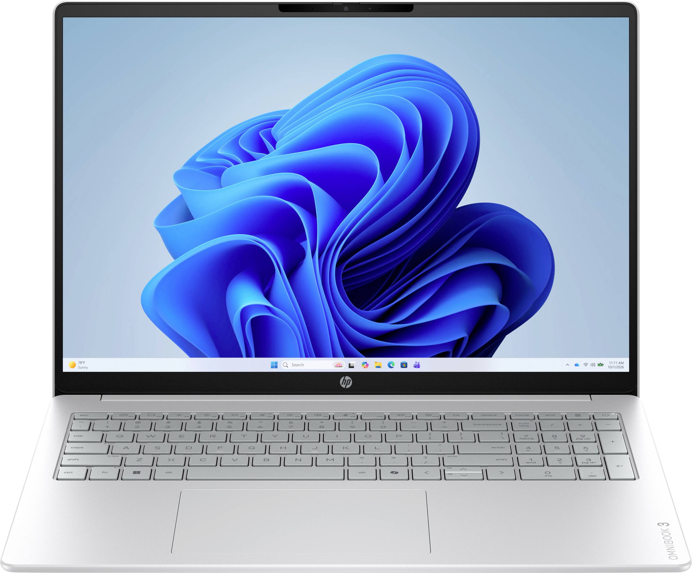 Ein silberner Laptop, der einen Windows-11-Startbildschirm mit blauem abstraktem Wirbel-Design-Hintergrund anzeigt.