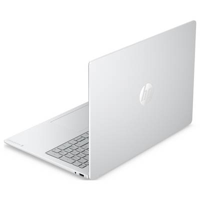 Silberner Laptop mit geöffnetem Deckel mit minimalistischem Design, zeigt das HP-Logo auf der Rückseite und eine sichtbare Tastatur von der Seite.