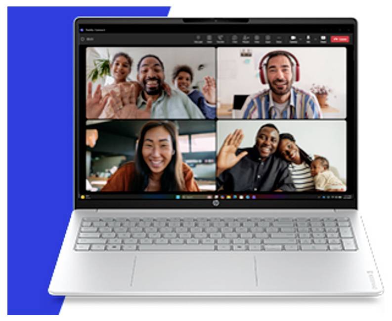 Ein Laptop-Bildschirm zeigt einen Videoanruf mit vier verschiedenen lächelnden Teilnehmern, jeder in seinem eigenen Fenster, winkend in die Kamera.