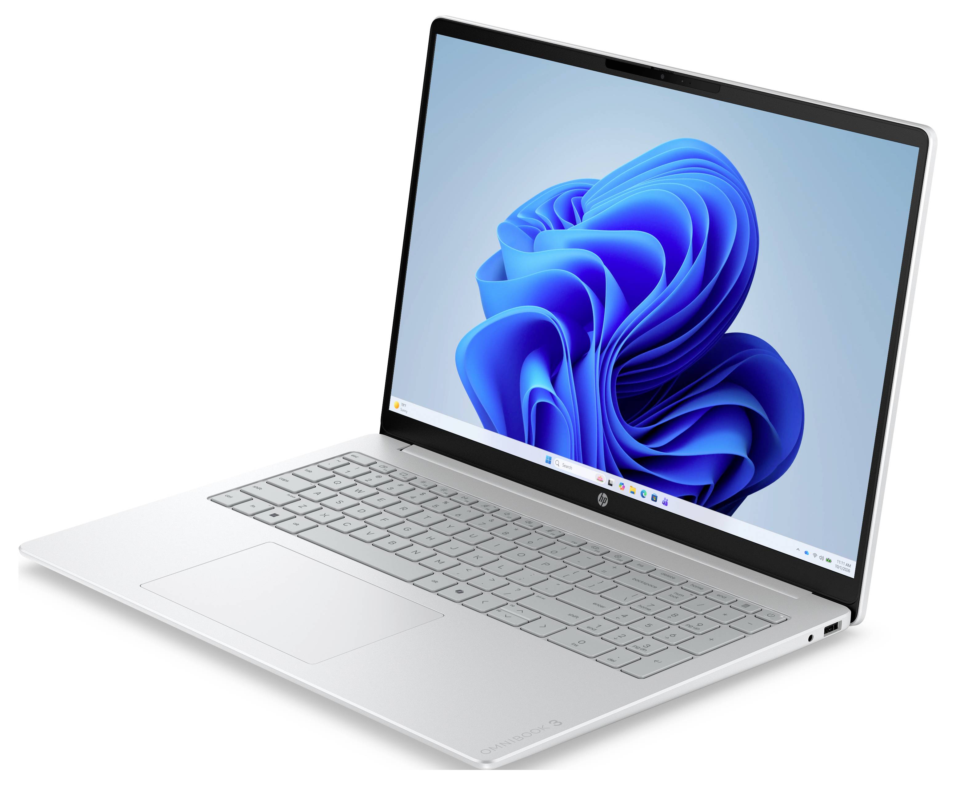 Ein schlanker silberner Laptop, der einen Windows-11-Startbildschirm mit einem blauen abstrakten Hintergrundbild auf dem Bildschirm anzeigt, aus einem leichten Winkel fotografiert.