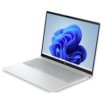 Ein schlanker silberner Laptop, der einen Windows-11-Startbildschirm mit einem blauen abstrakten Hintergrundbild auf dem Bildschirm anzeigt, aus einem leichten Winkel fotografiert.