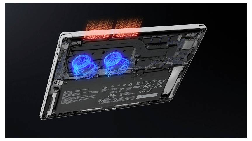 Unterseite eines Laptops mit zwei aktiven Kühlventilatoren, die blaue Luftströmung ausstoßen, und Wärmeableitung, angezeigt durch rote Wellen.