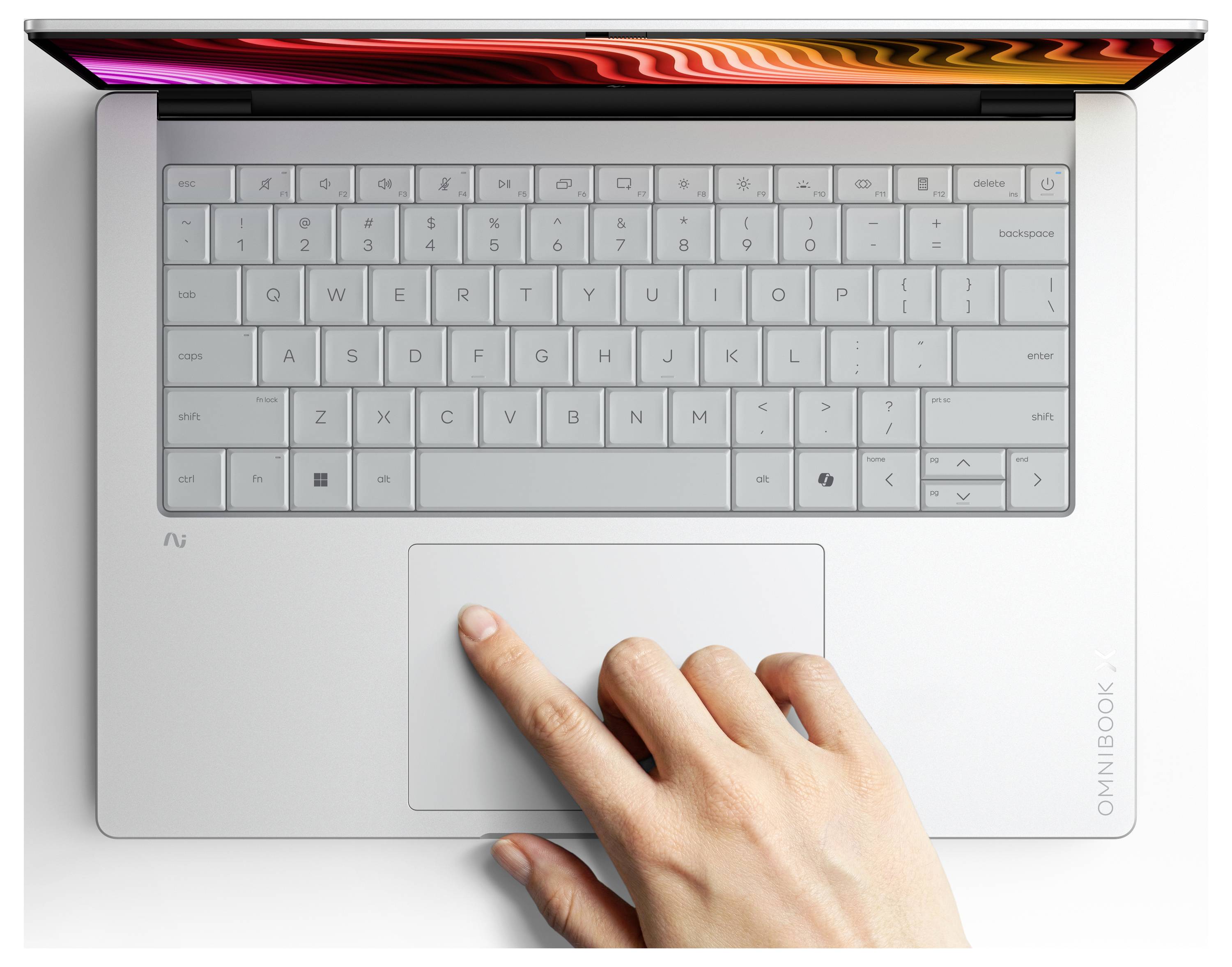 Eine Hand, die mit dem großen Touchpad auf einem grauen Laptop interagiert, von oben betrachtet. Der Bildschirm zeigt farbenfrohe abstrakte Grafiken.